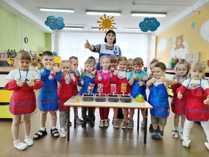 Посадили мы цветы Посадили мы цветы.